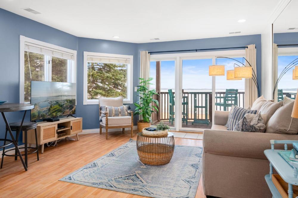 One-Bedroom Apartment with Balcony and Sea View interior